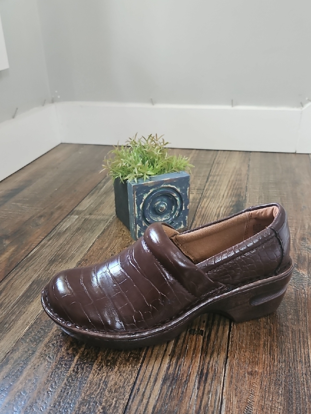 boc Women's Brown‎ Croc-Embossed Leather Slip-On Clog